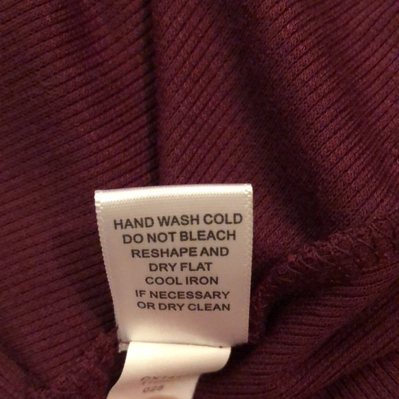 🍷Cable & Gauge Stunning burgundy ribbed knit long sleeved v-neck sweater - Picture 9 of 10